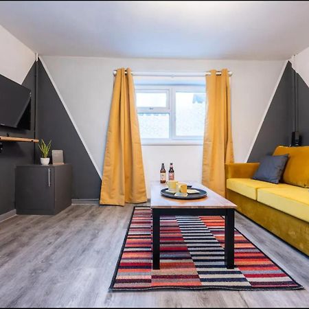 Stunning One Bedroom Apartments Near Shops & Central 카디프 외부 사진