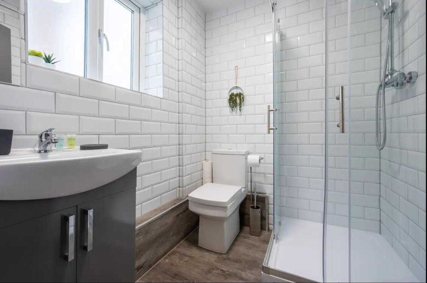 Stunning One Bedroom Apartments Near Shops & Central 카디프 외부 사진
