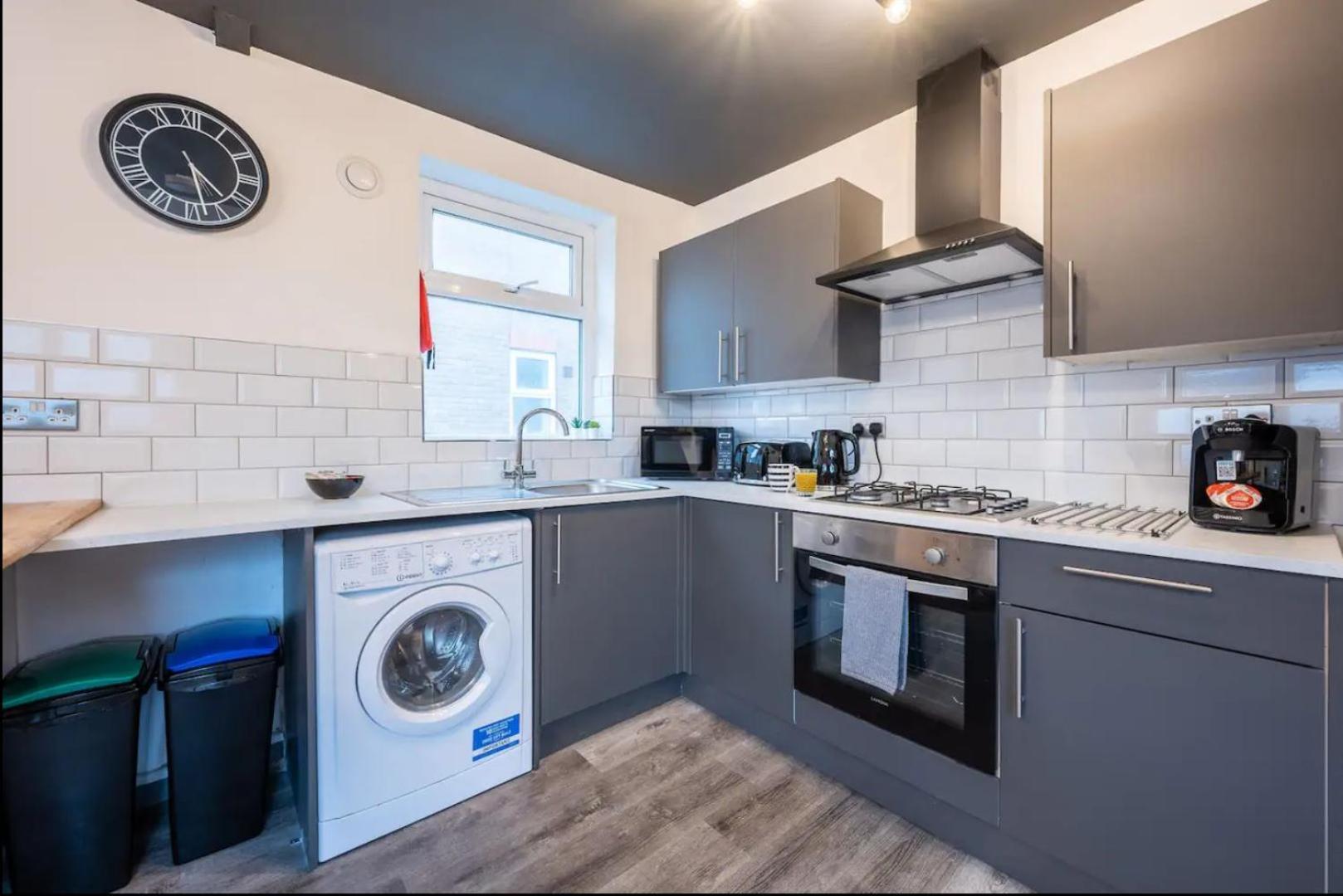 Stunning One Bedroom Apartments Near Shops & Central 카디프 외부 사진