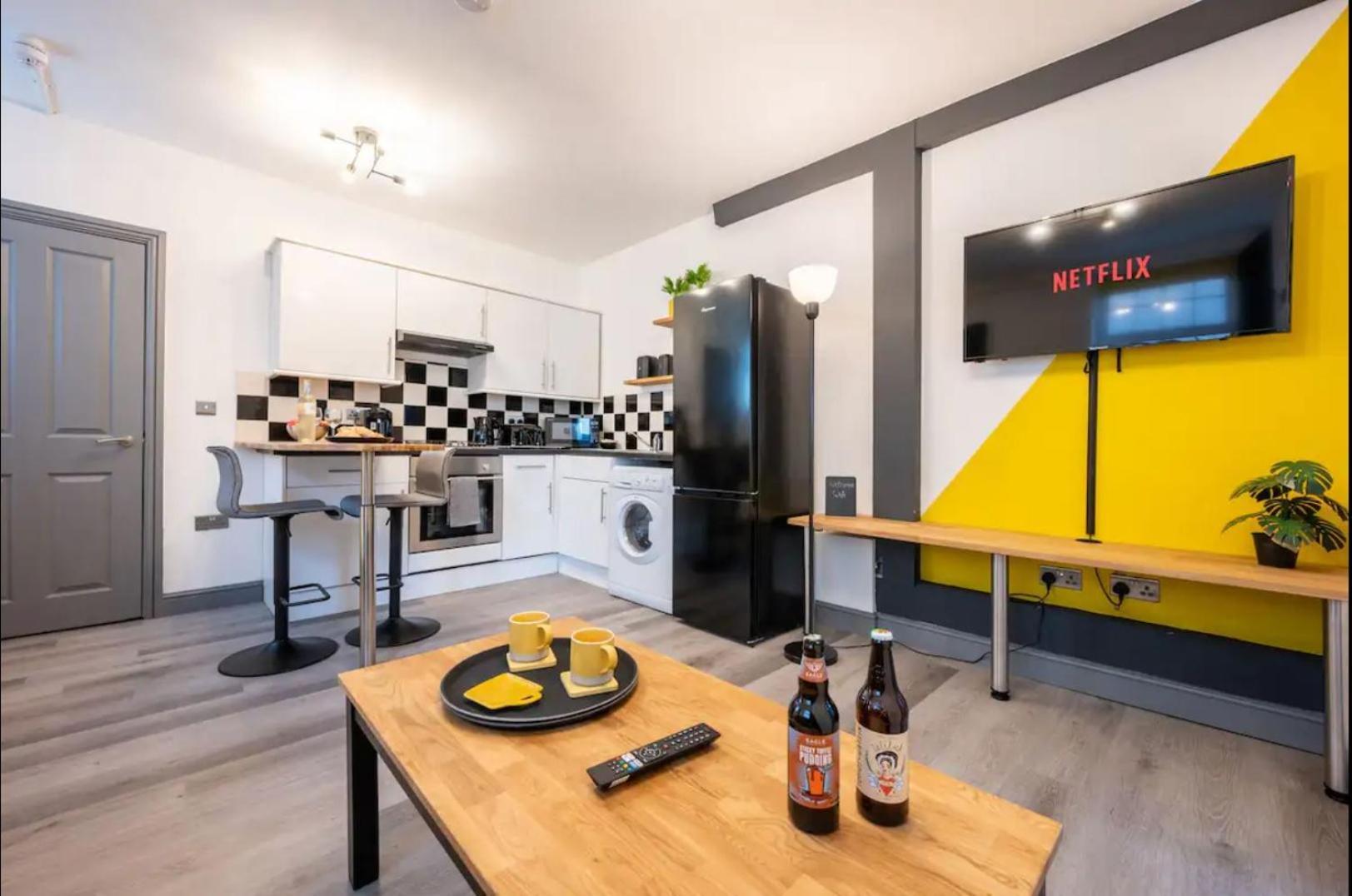 Stunning One Bedroom Apartments Near Shops & Central 카디프 외부 사진
