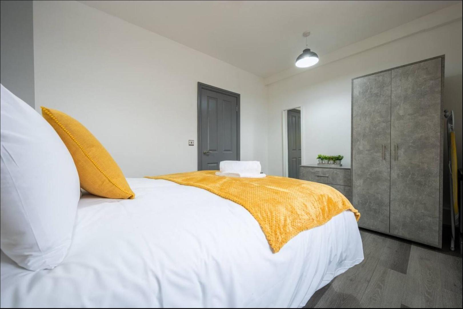 Stunning One Bedroom Apartments Near Shops & Central 카디프 외부 사진